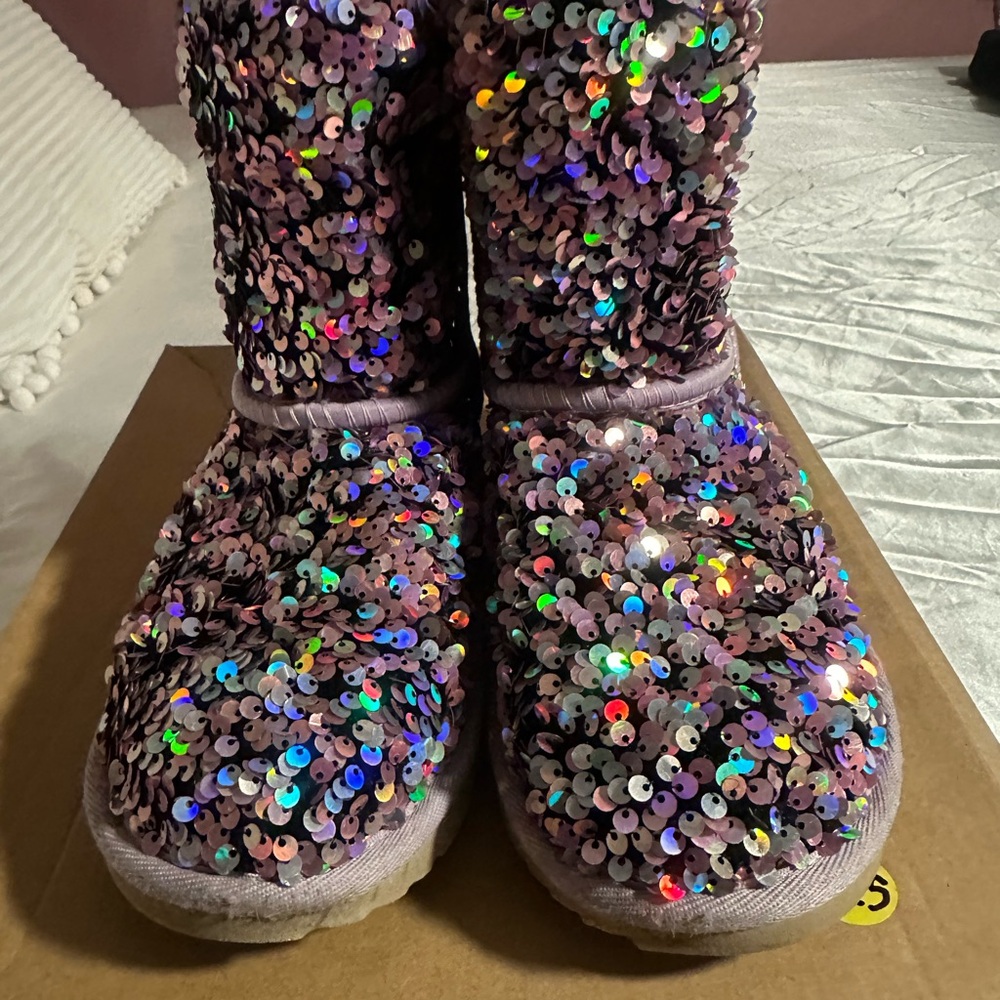 Kid size 4 ugg boots